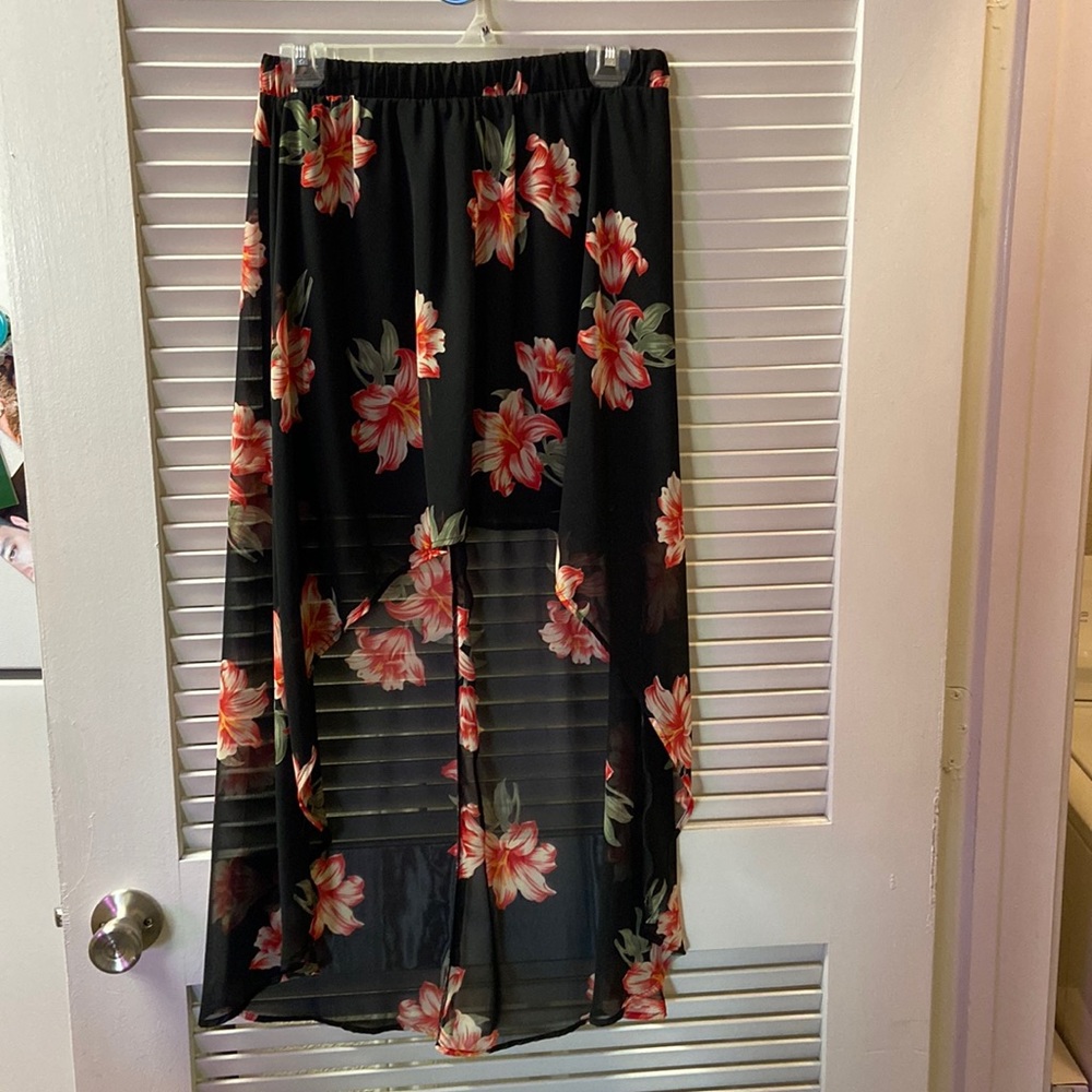 Floral high-low skirt. Size medium.
